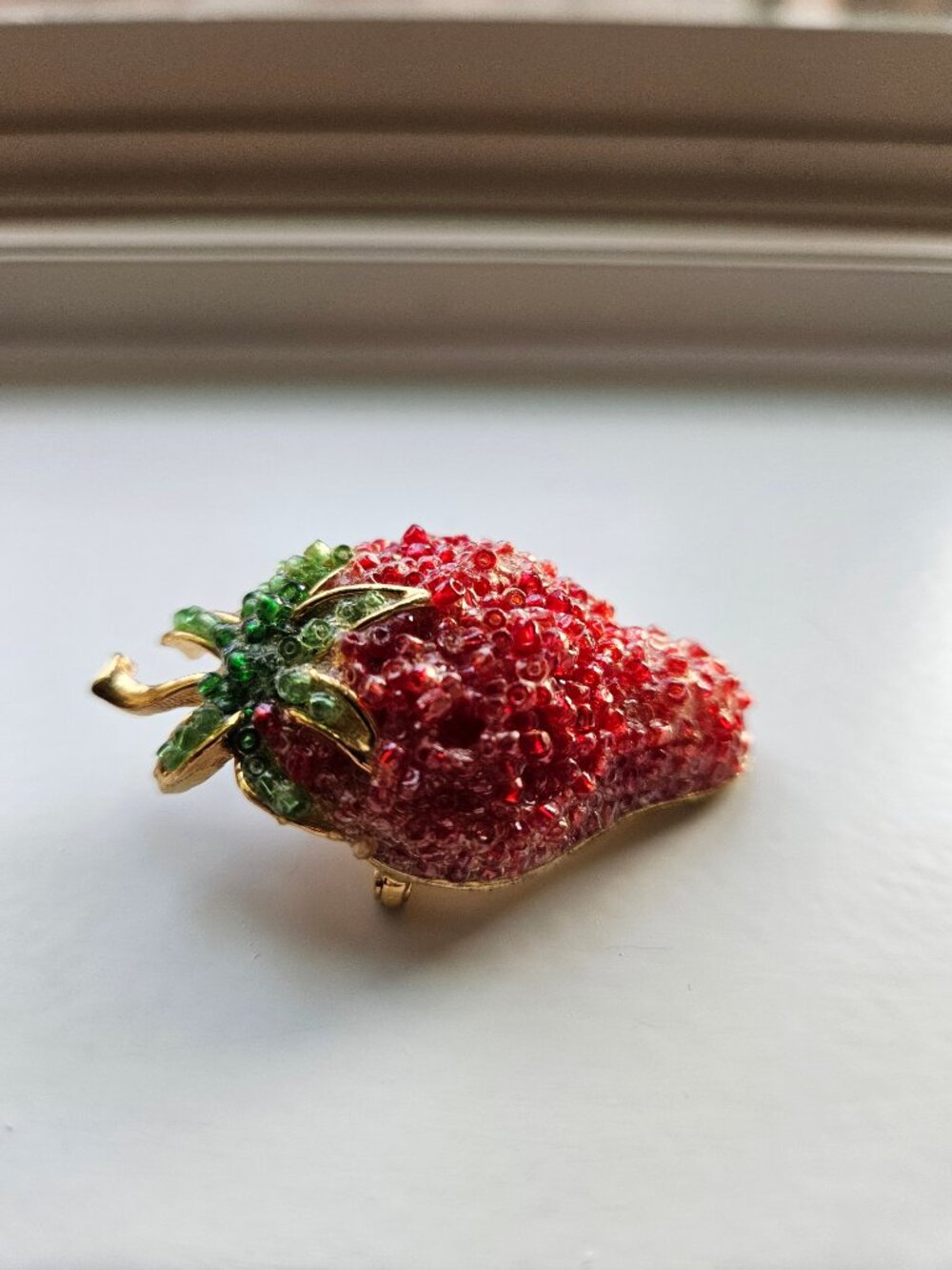 RARE & VINTAGE WEISS GLAZED STRAWBERRY CRYSTAL BROOCH /PIN IN HEAVY GOLD SETTING - Picture 4 of 15